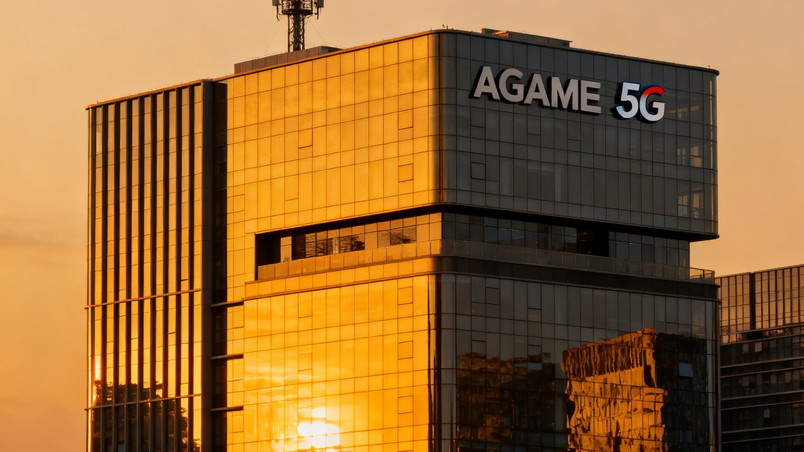 深圳南山科技园AGGAME总部大楼外景，现代化玻璃幕墙建筑在夕阳下呈现琥珀色反光，楼顶设有5G基站天线阵列，彰显科技企业气质
